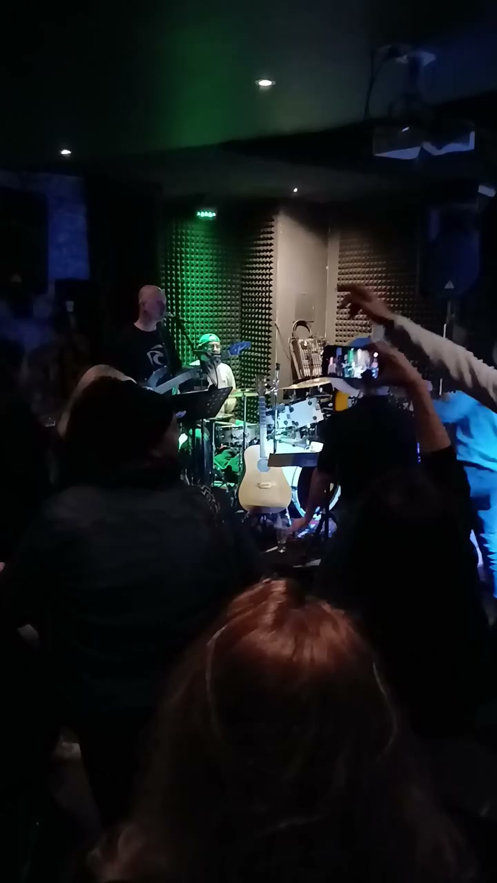 Miniature de Boys Don't Cry — live pub